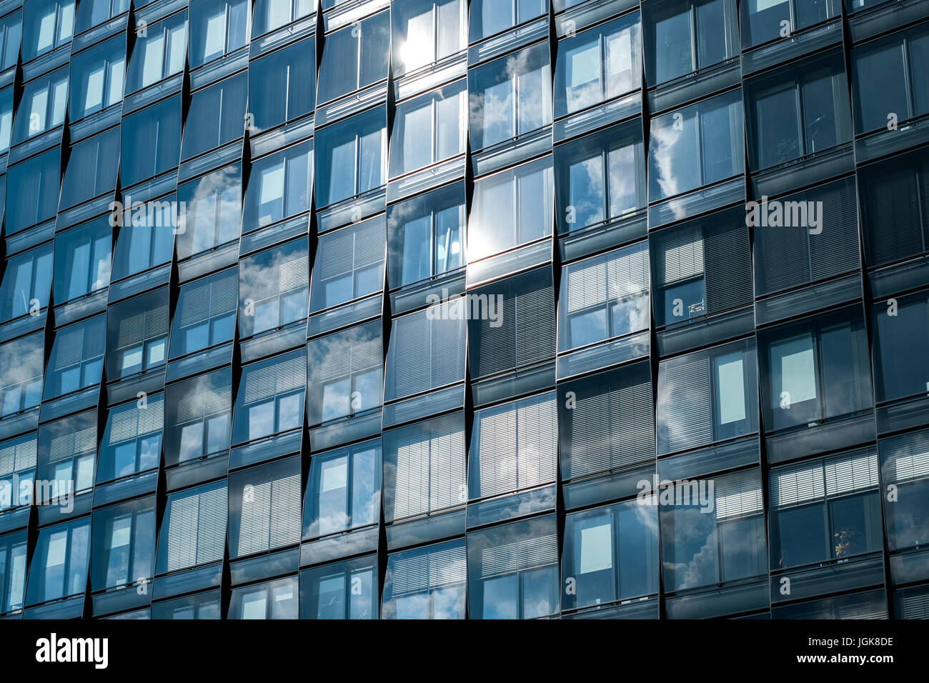 Edificio moderno della facciata - ufficio finestre sky riflessione Foto Stock