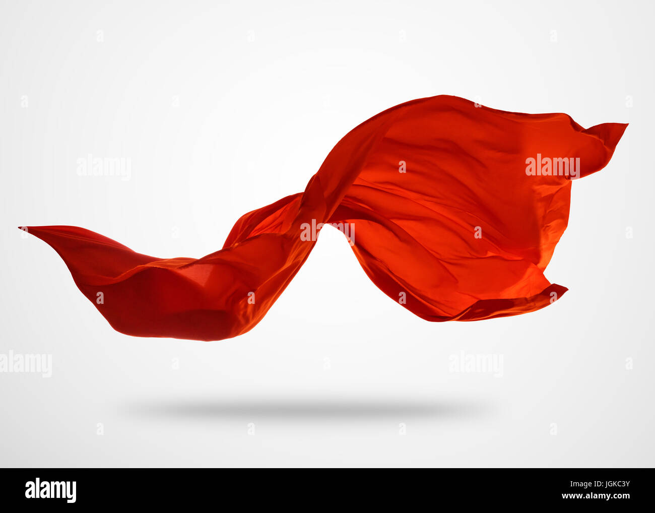 Eleganti liscio panno rosso separato su sfondo grigio. La consistenza del tessuto di volo. Foto Stock