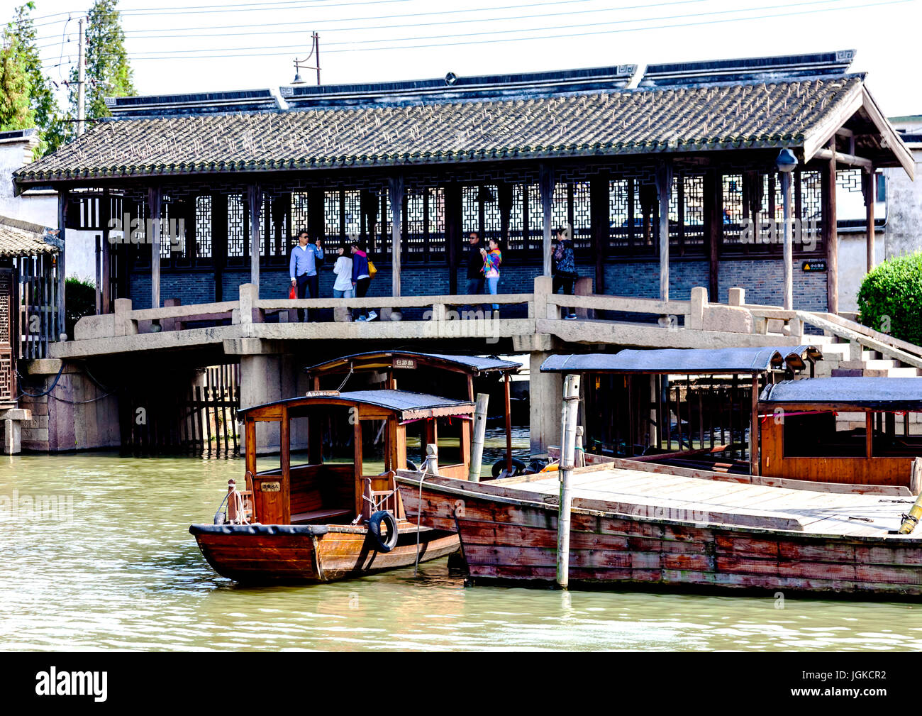 Barca di legno tradizionale in Whuzen città d'acqua in attesa per i passeggeri Foto Stock
