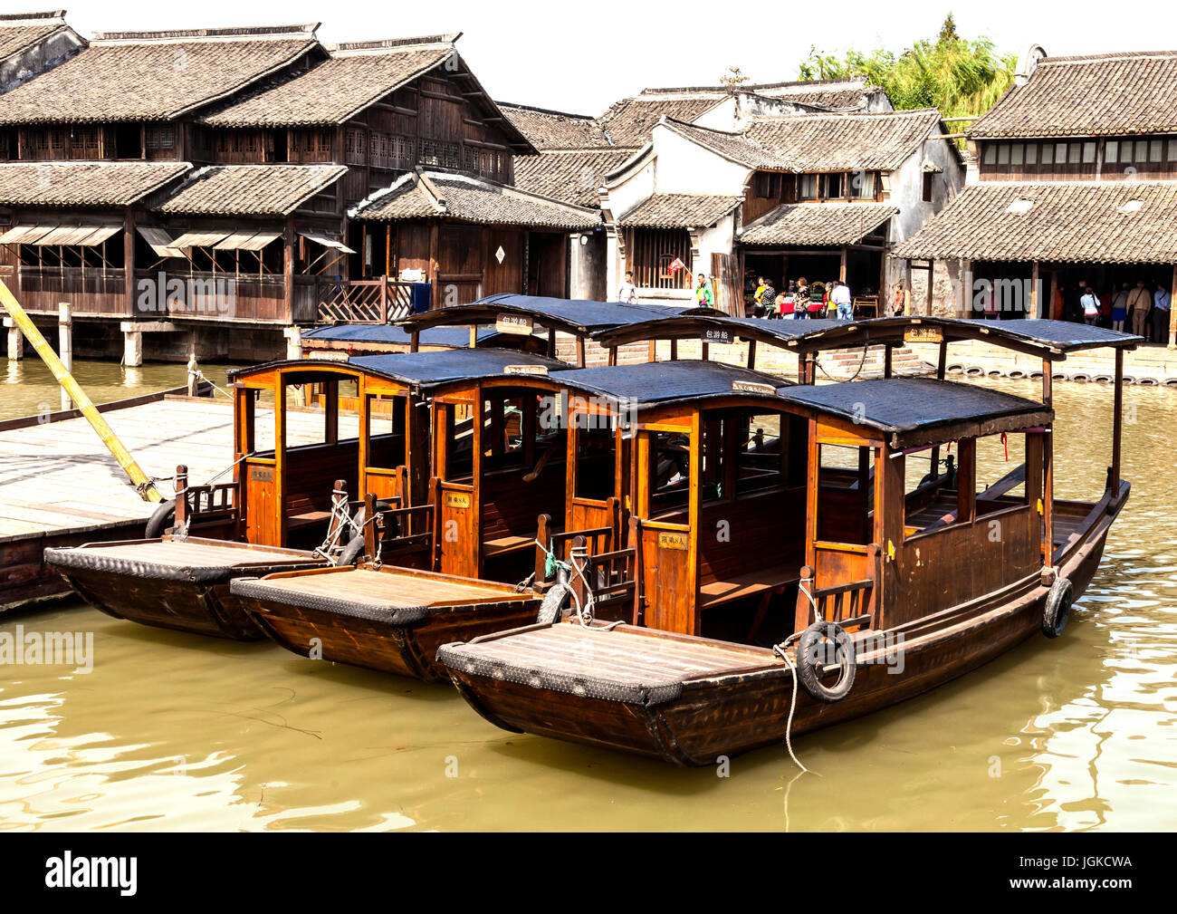 Tradizionali barche di legno Whuzen in attesa dei passeggeri Foto Stock