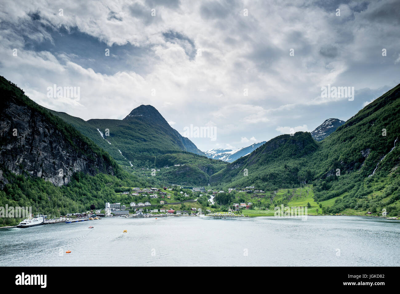 Vista di Geiranger, un piccolo villaggio turistico nella parte occidentale della Norvegia. Geiranger è la patria di alcuni dei più spettacolari paesaggi del mondo. Foto Stock