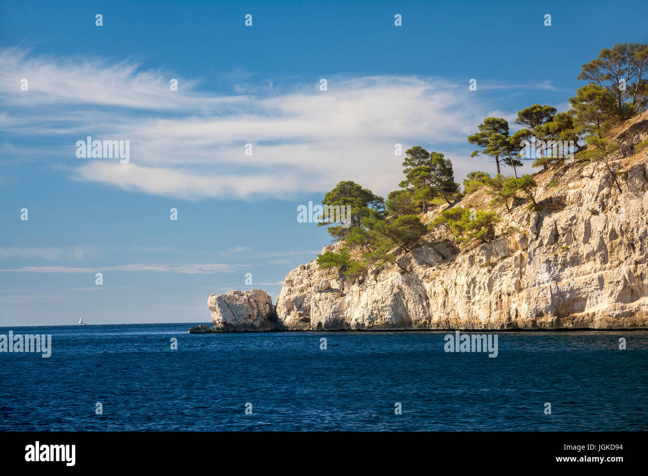 Vista dal mare di una parte del parco naturale delle insenature nei pressi della città francese di Cassis durante una giornata di sole Foto Stock