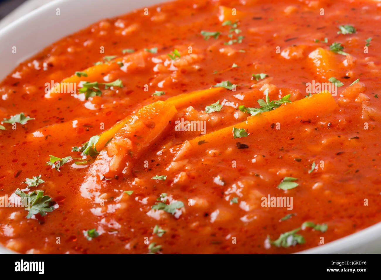 Close up di zuppa di salsa di pomodoro, il riso e la carota in piastra bianca Foto Stock