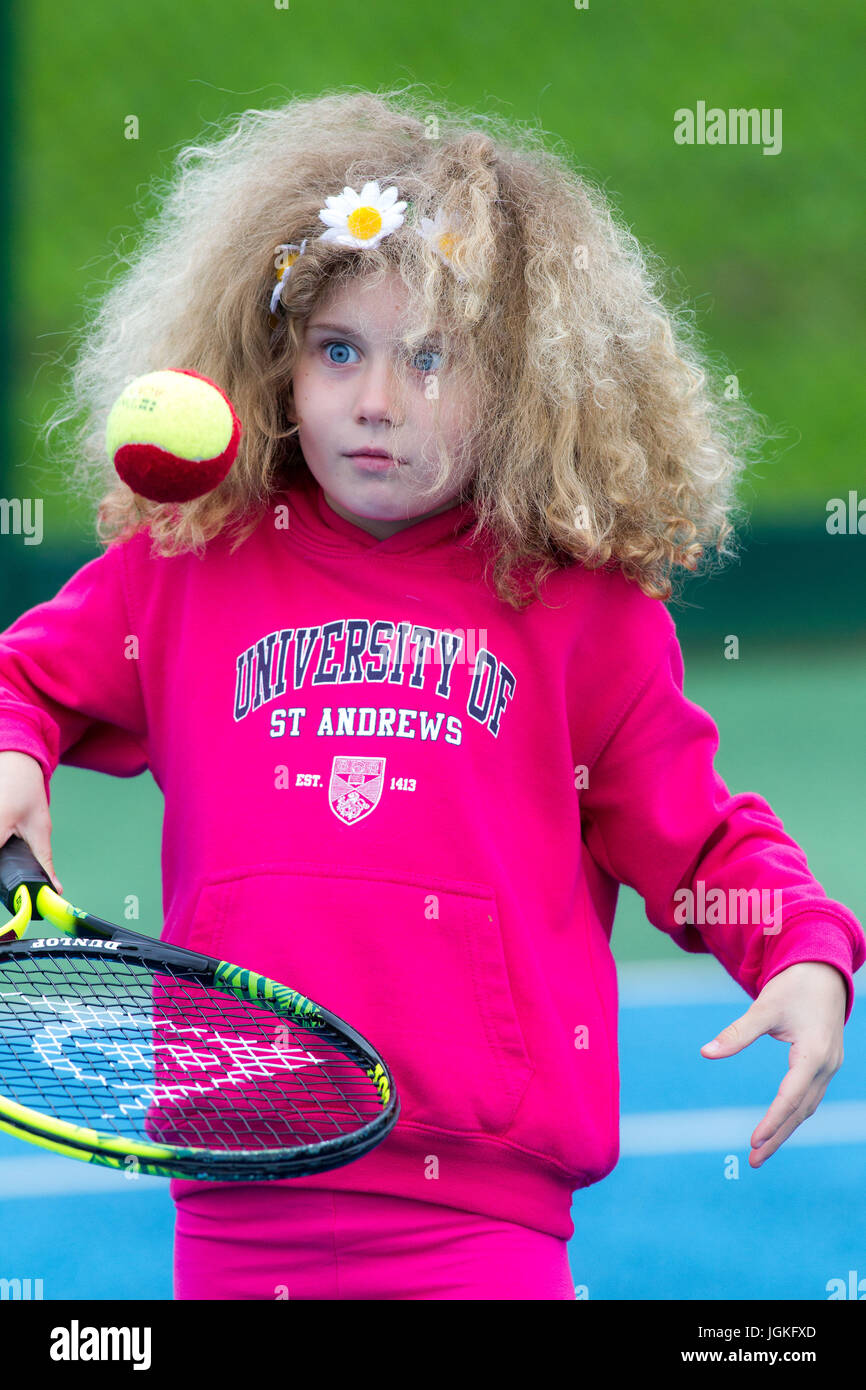 I bambini giocando a tennis Foto Stock