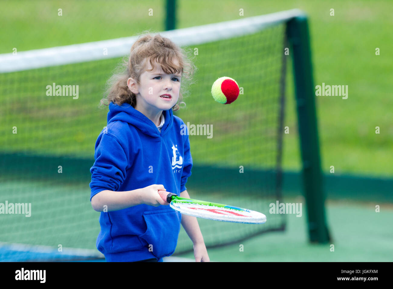 I bambini giocando a tennis Foto Stock