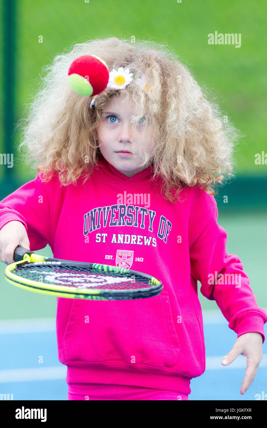 I bambini giocando a tennis Foto Stock