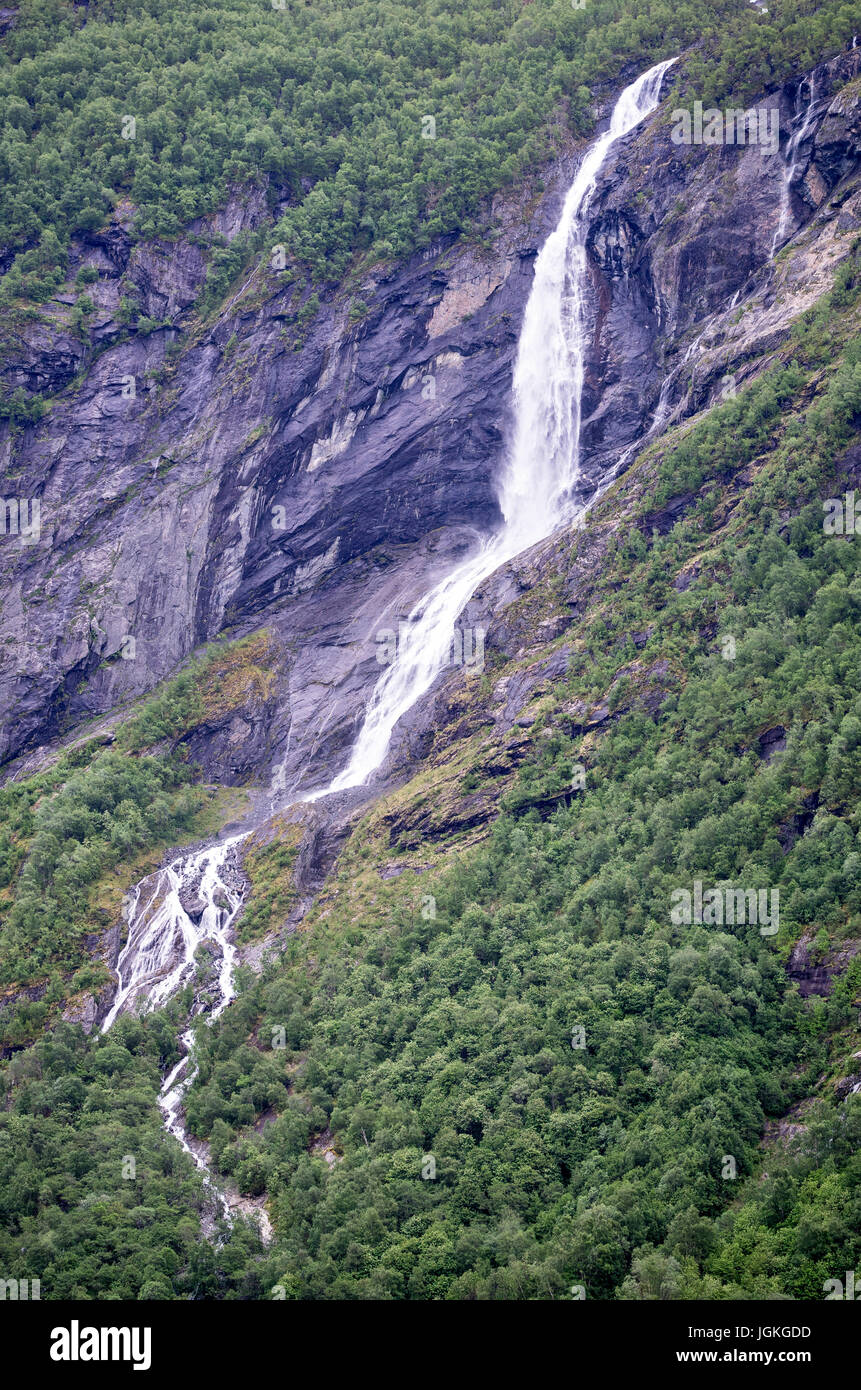 Cascata a bordo del famoso Geirangerfjord in Norvegia Foto Stock