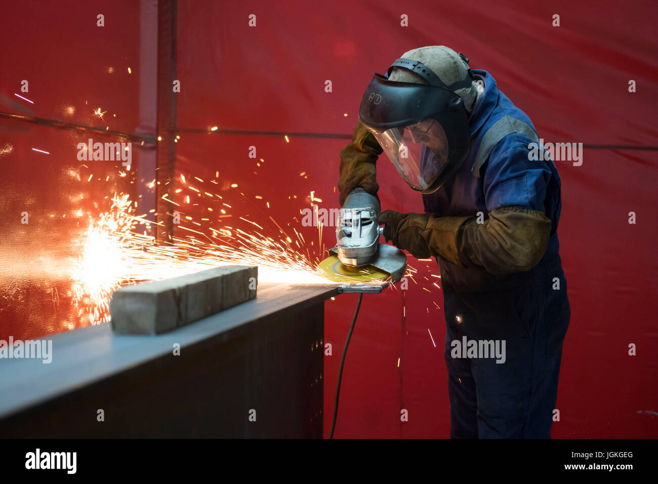 I lavoratori in acciaio di un impianto per la fabbricazione di saldatura e smerigliatura di acciaio in Caldicot, Wales, Regno Unito. Foto Stock