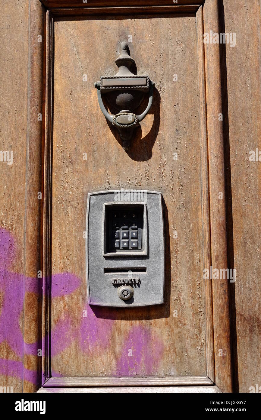 ATM stile tastiera blocco su un soggetto ad atti vandalici porta in Shoreditch, Londra Foto Stock