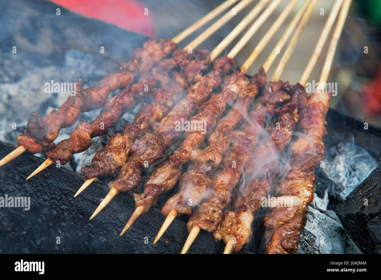 La deliziosa cucina di strada di agnello alla brace shish kebab sulle strade di Guilin, Guangxi Regione autonoma, Cina Foto Stock