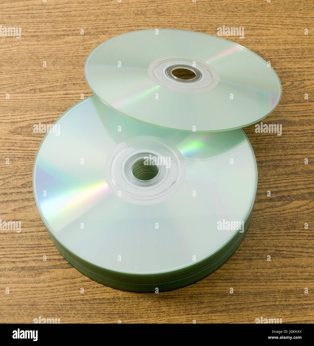 Pila di CD o DVD Compact Disc su un tavolo di legno. Foto Stock