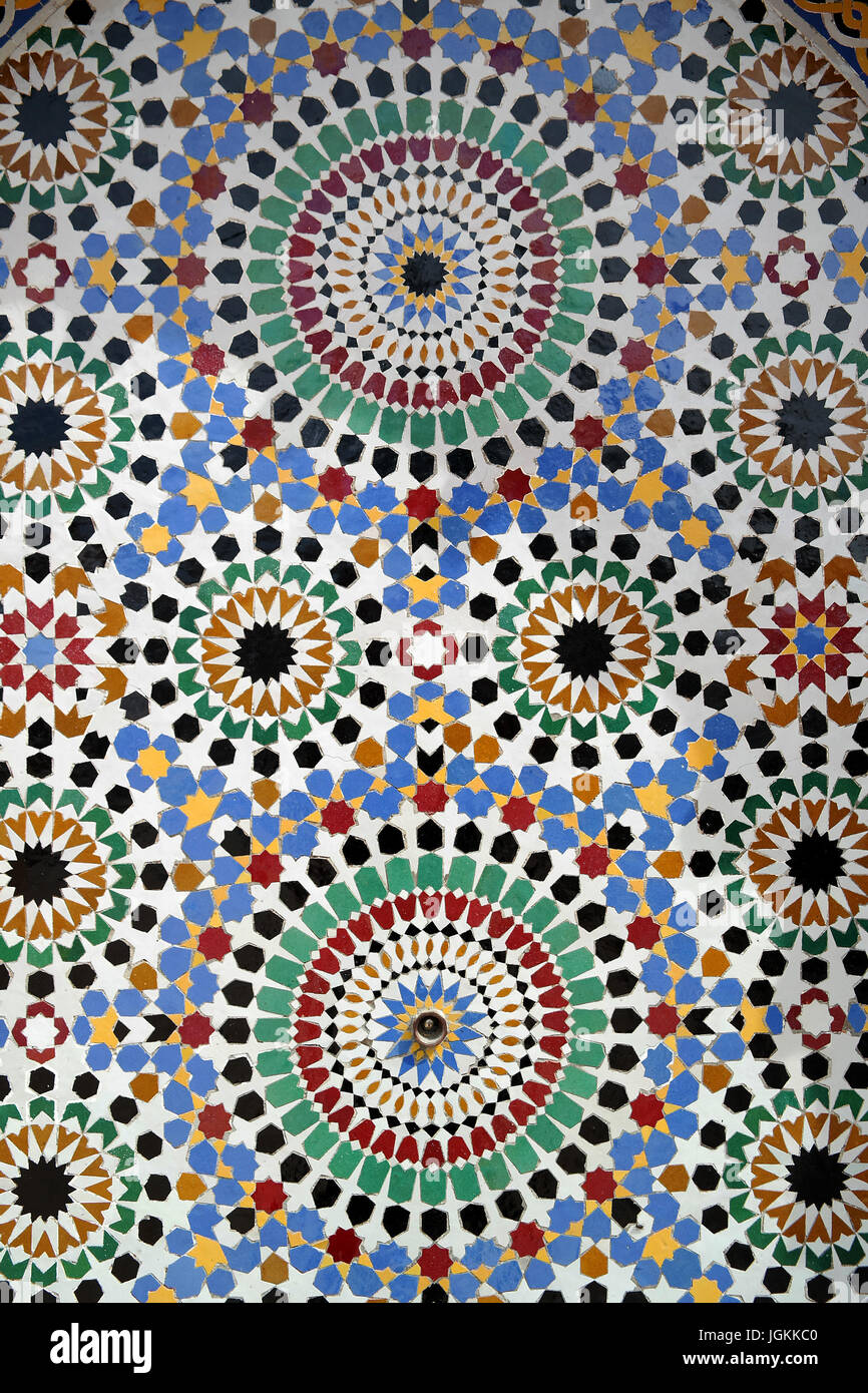 Tradizionali piastrelle a mosaico noto come zellige in Marocco Foto stock -  Alamy
