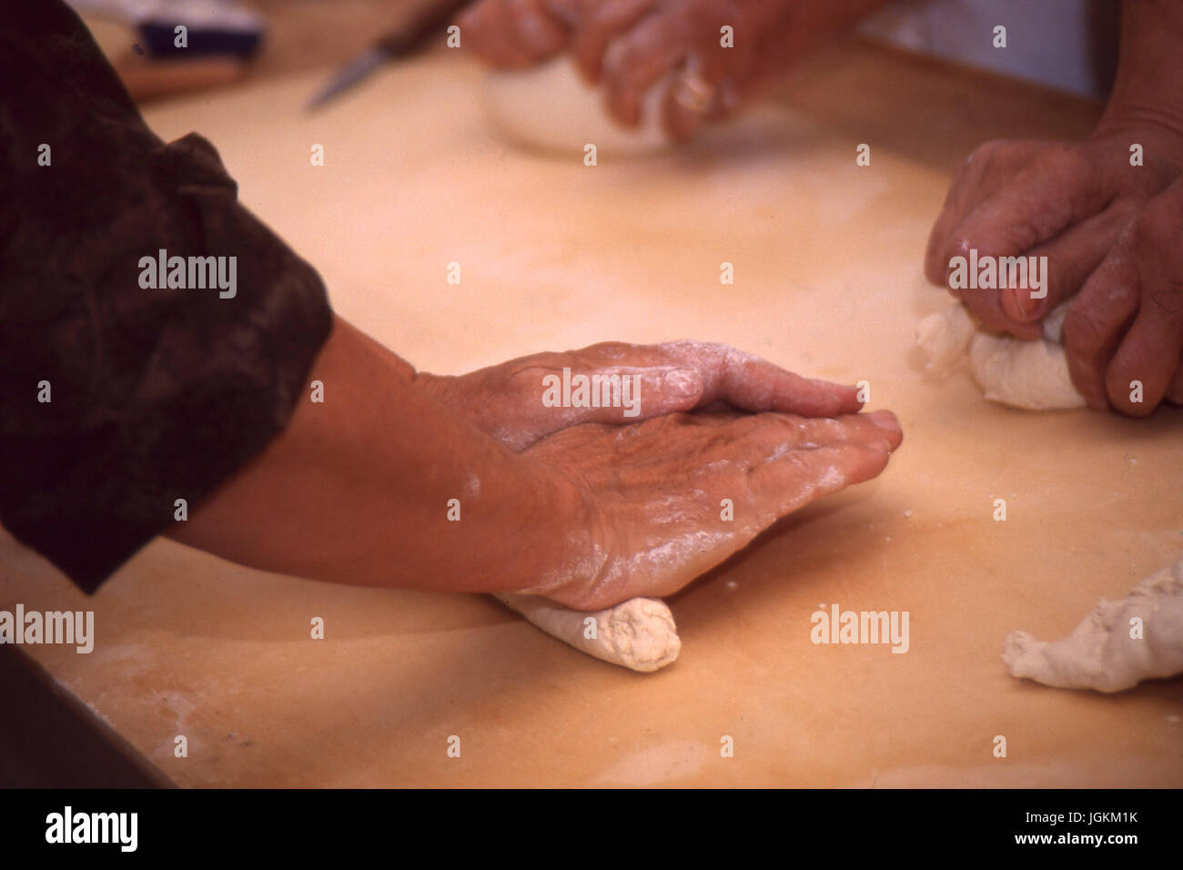 Lavorazione del pane in Sardegna Foto Stock