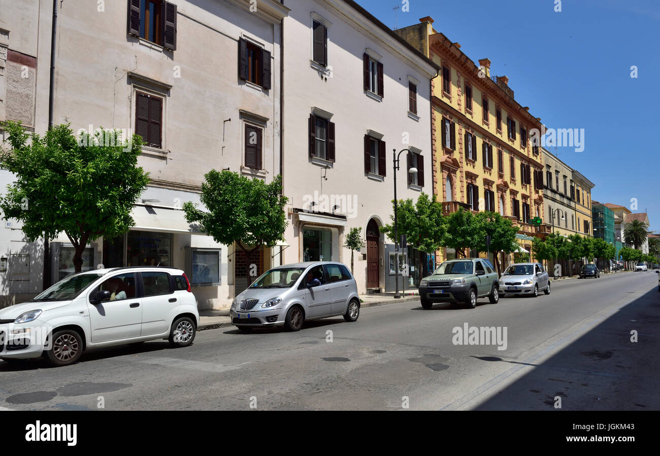 Tipici appartamenti ordinaria / appartamenti lungo la strada nel centro di Terracina, Italia Foto Stock
