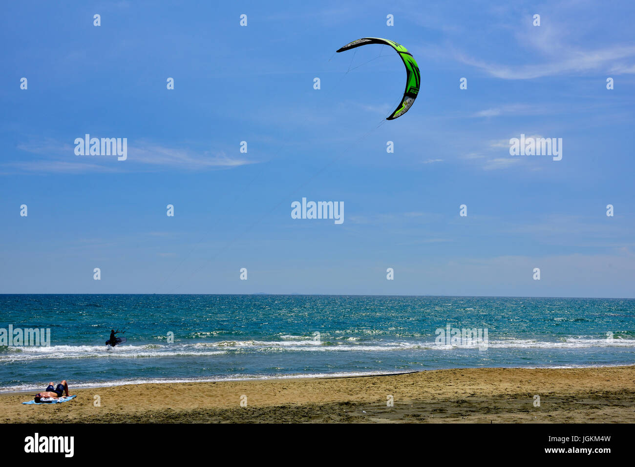 Il kite surf a 'Windy Beach', sul Mar Mediterraneo a Salto Covino, Italia con quasi costante vento termico Foto Stock