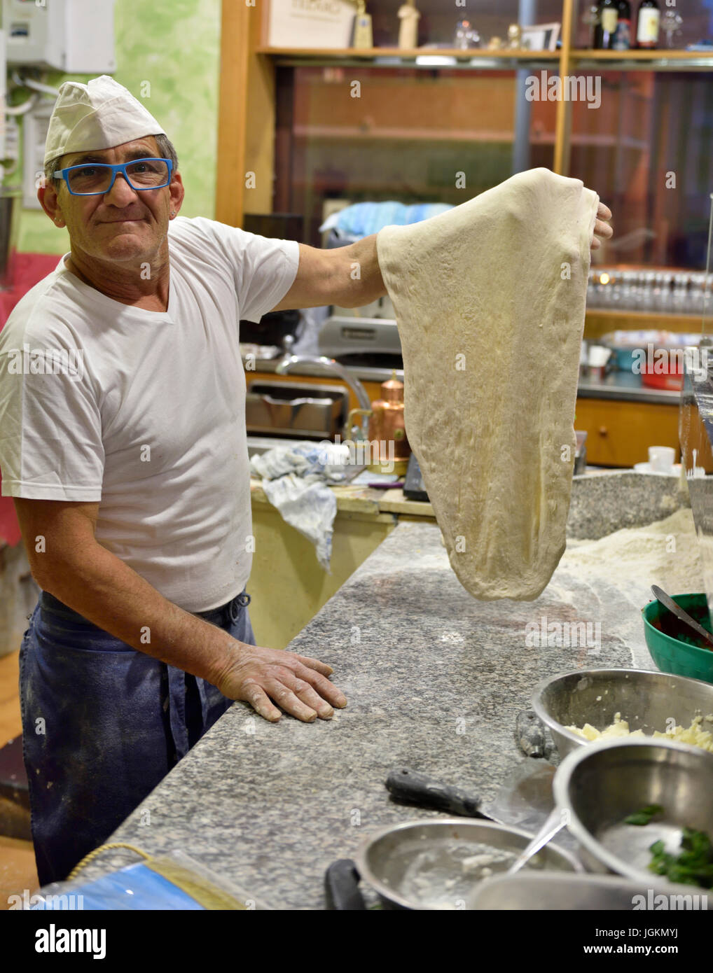 Italian pizza chef che mostra la sua mano base di pizza, Ristorante Pizzeria Trinchetto, Mondragone, Italia Foto Stock