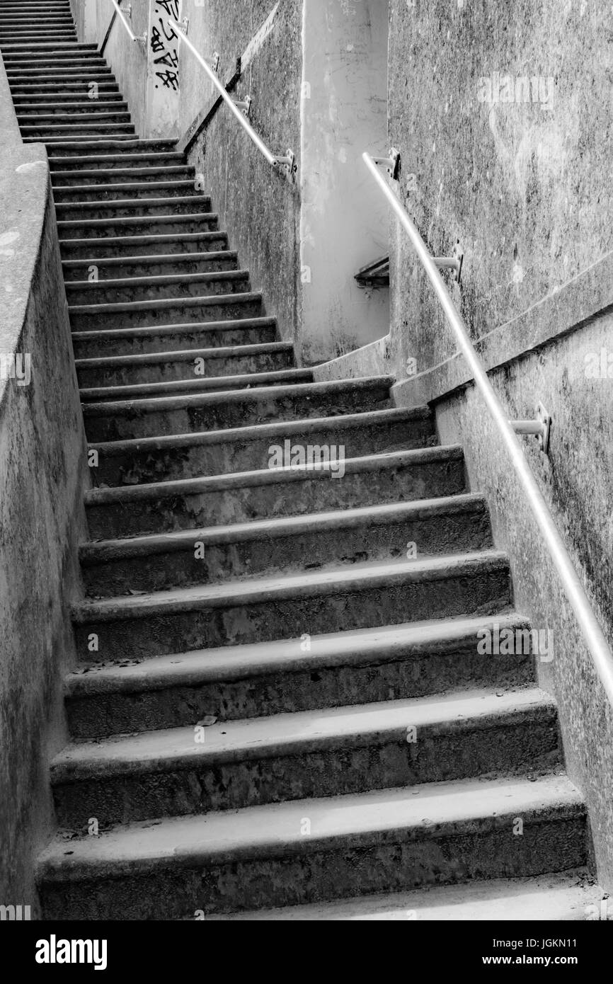 Versione in bianco e nero di immagine della serie di iniziative concrete a Newquay Harbour in Cornovaglia - metafora per molti concetti relativi alla "verso l'alto'. Foto Stock