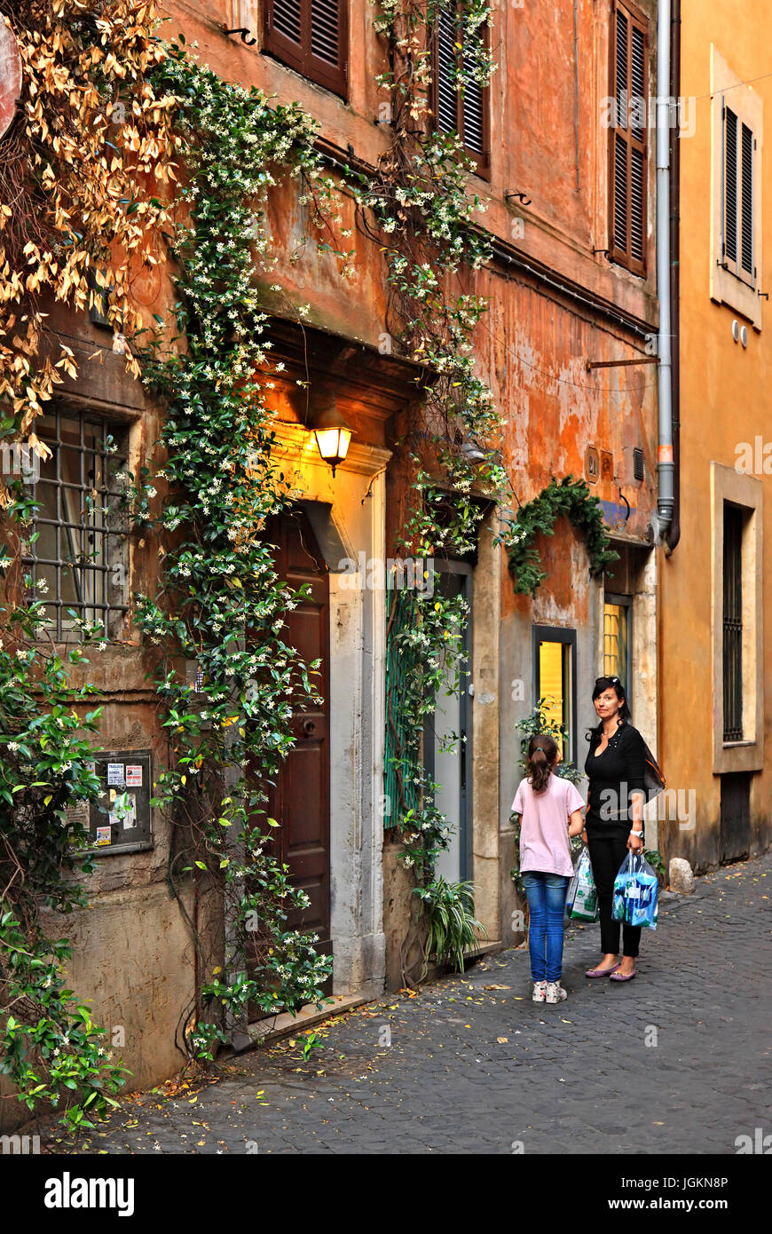 Passeggiando per i vicoli pittoreschi del centro storico (Centro Storico) o Roma, Italia. Foto Stock