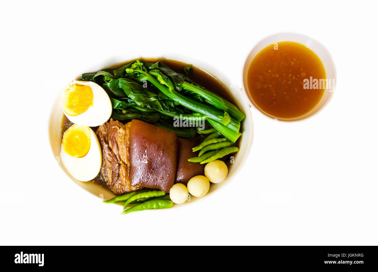 Delizioso cibo tailandese chiamata KHA MOO da stufati di carne di maiale gamba e di verdure con uovo Foto Stock