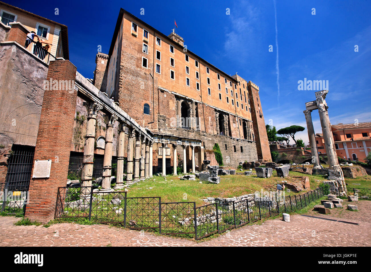 Il Portico di uno sviluppo armonioso dei e il Tempio di Vespasiano e Tito (retro) sul piede del Campidoglio, Foro Romano, Roma, Italia. Foto Stock