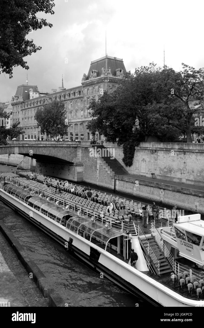 Parigi, Francia - 12 August 2006: imbarcazione turistica galleggia sul canale vicino a Notre Dame de Paris. 12 Agosto, 2006. Parigi, Francia. Foto Stock