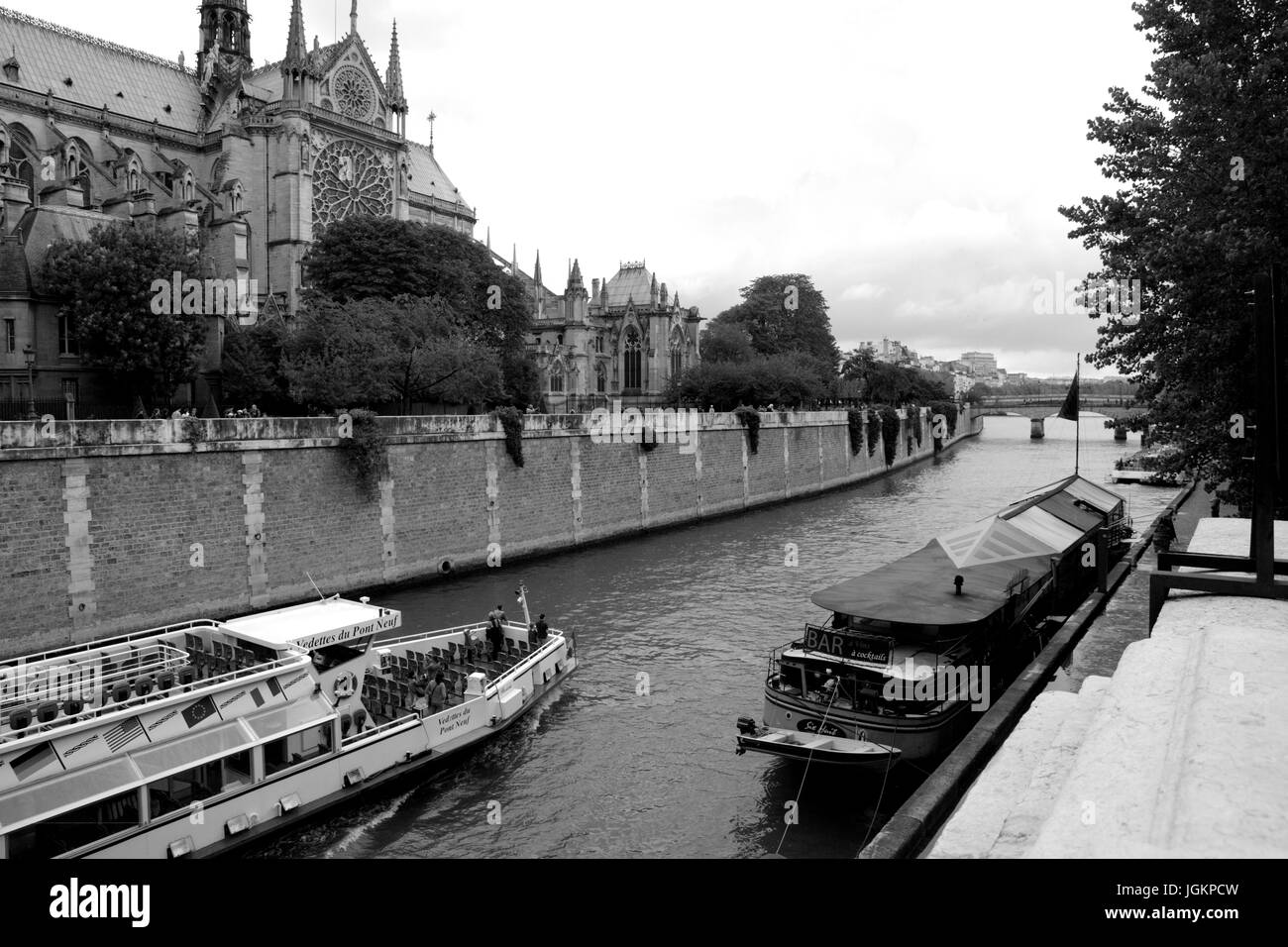 Parigi, Francia - 12 August 2006: imbarcazione turistica galleggia sul canale vicino a Notre Dame de Paris. 12 Agosto, 2006. Parigi, Francia. Foto Stock