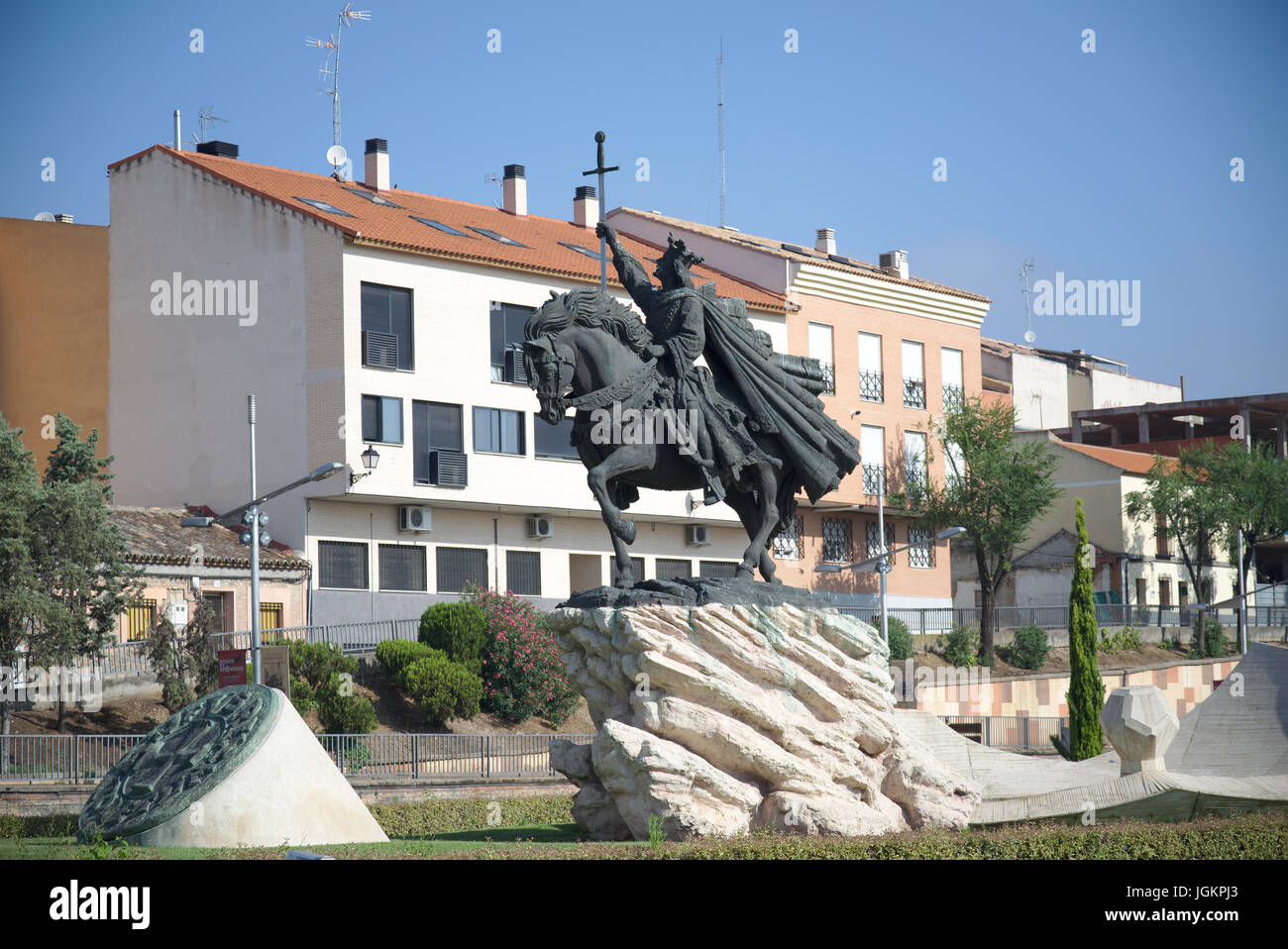 Statua equestre di Alfonso VI, re cristiano che riconquistato Toledo da musulmani, collocato sul Salto del Caballo quartiere. Toledo Luglio 2017 Foto Stock