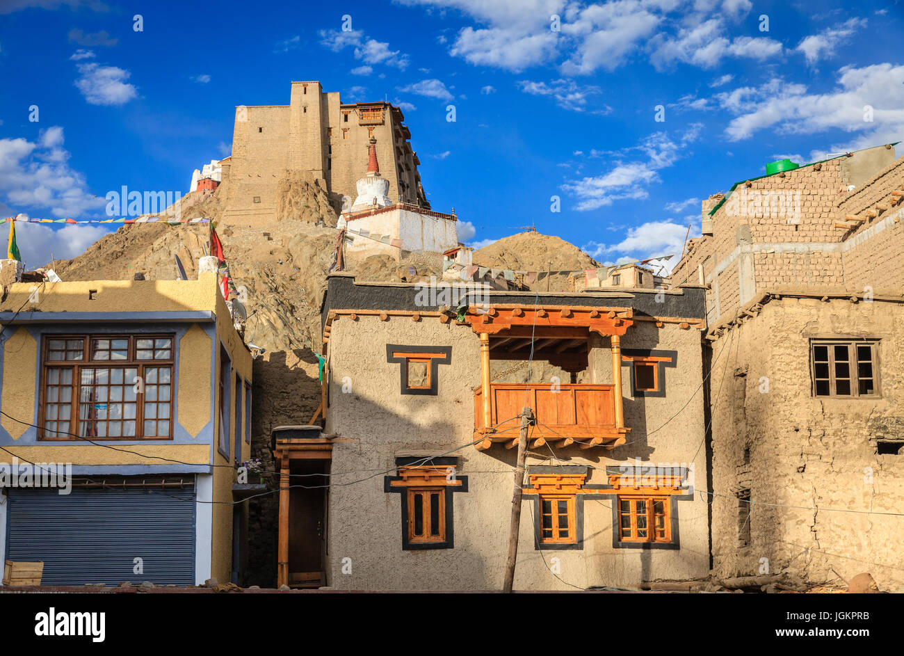 Vista di Leh Palace o Namgyal Tsemo Monastero a Leh, Ladakh, India Foto Stock