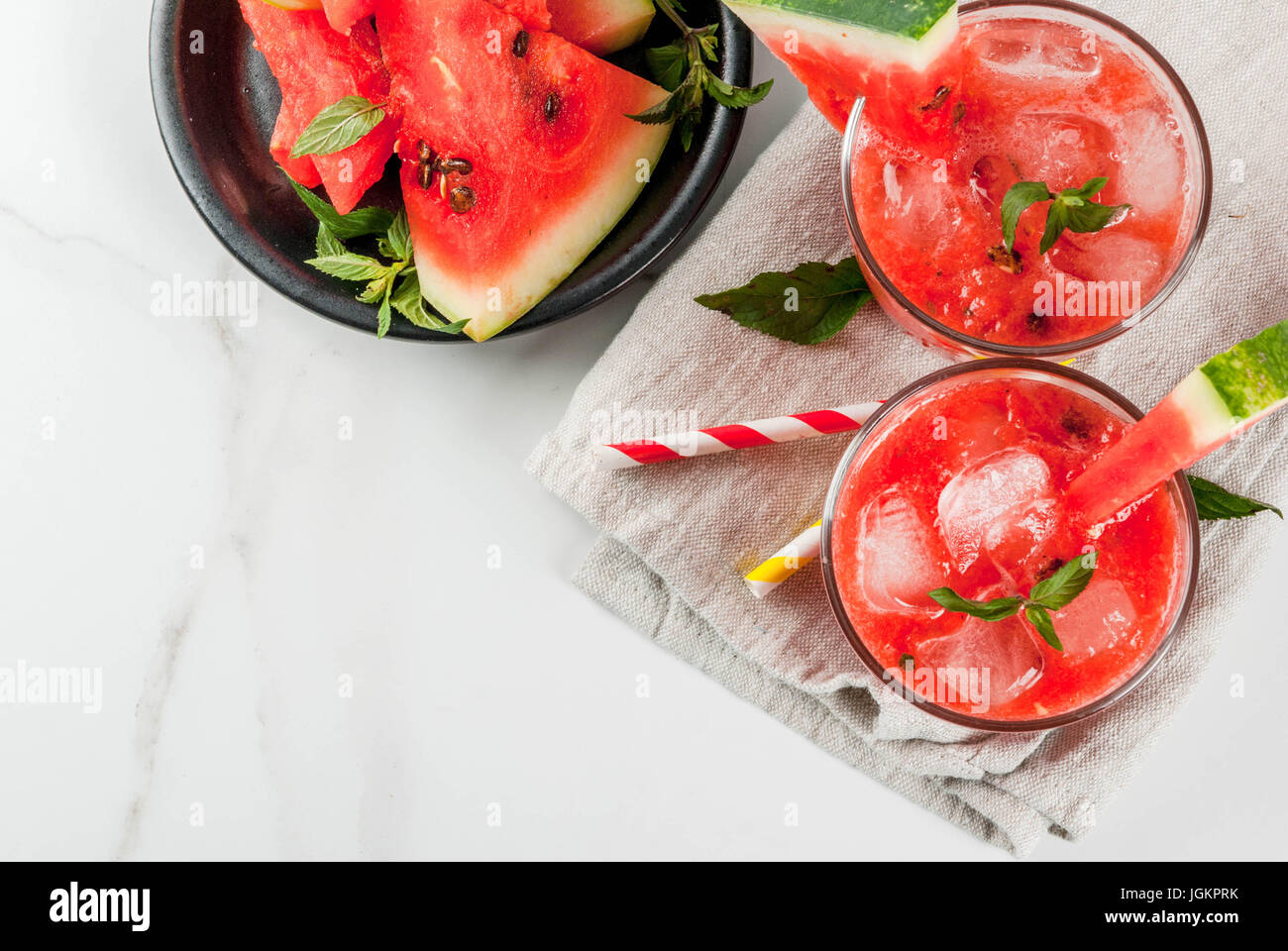 Estate Cocktail E Bevande Anguria Vodka Cocktail Dello Scambiatore Di Calore O Succo Di Cocomero Con Guarnire In Due Bicchieri Su Un Marmo Bianco Tavola Spazio Di Copia Foto Stock Alamy