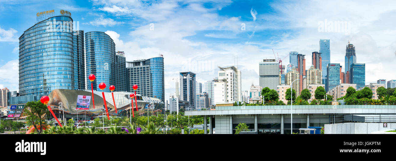 NANNING, Cina - 9 giugno 2017: moderno business e gli edifici residenziali del quartiere Qingxiu. Nanning è la capitale della provincia di Guangxi e un e Foto Stock