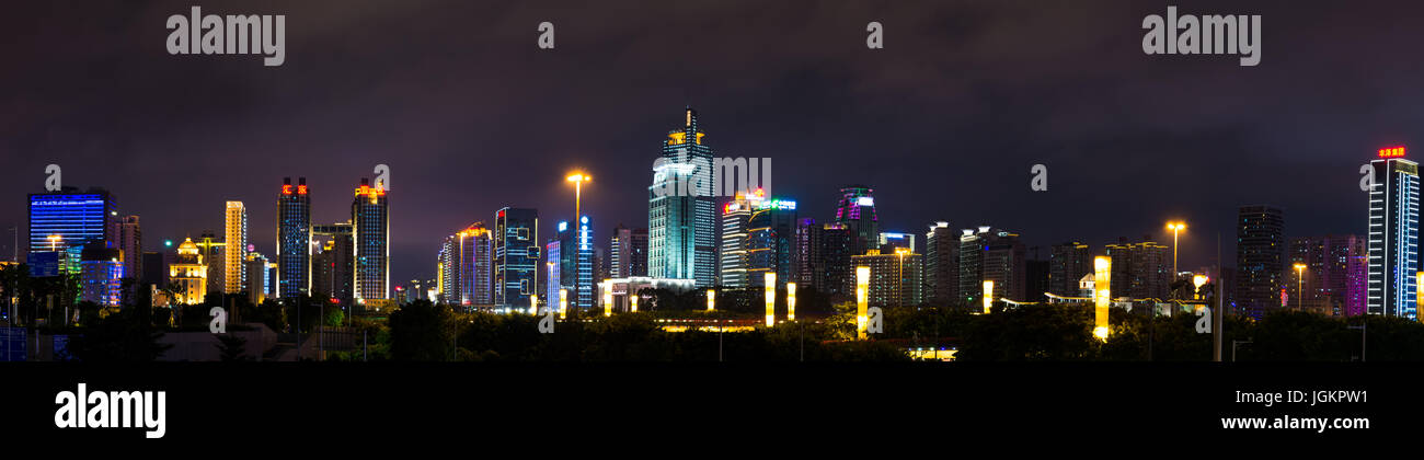 NANNING, Cina - 9 giugno 2017: moderno business e gli edifici residenziali del quartiere Qingxiu. Nanning è la capitale della provincia di Guangxi e un e Foto Stock