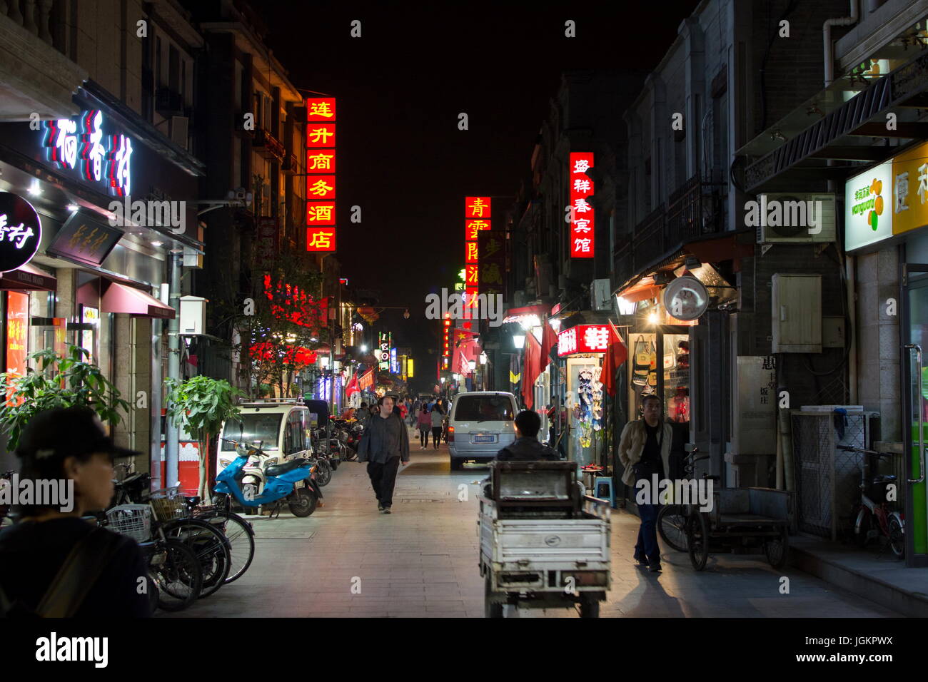 Pechino, Cina - 29 settembre: Hutong street vista notturna con la gente a piedi. La città di Pechino zona centrale Foto Stock