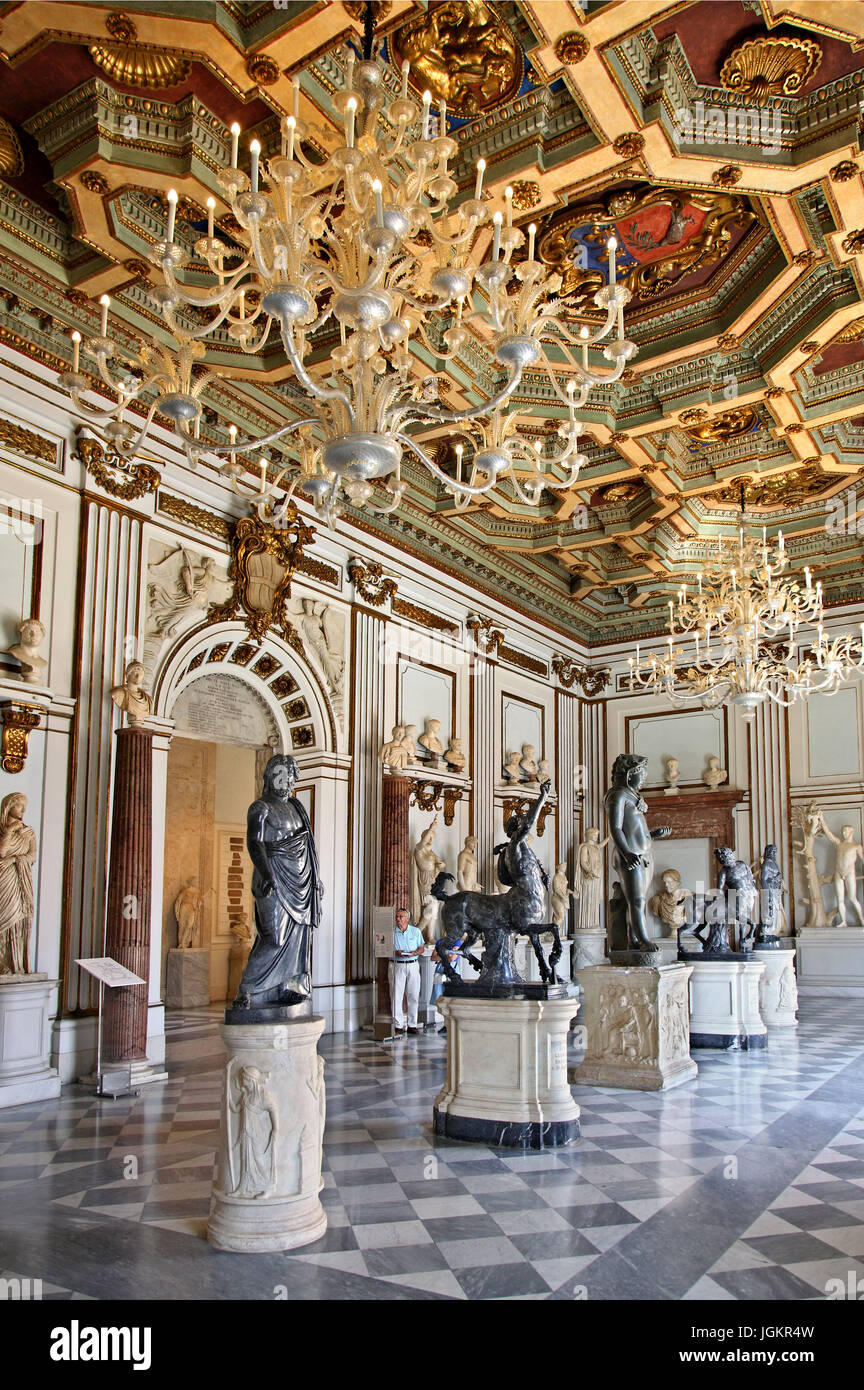 Sala dedicata alla scultura in Palazzo Nuovo, musei Capitolini di Roma, Italia. Foto Stock