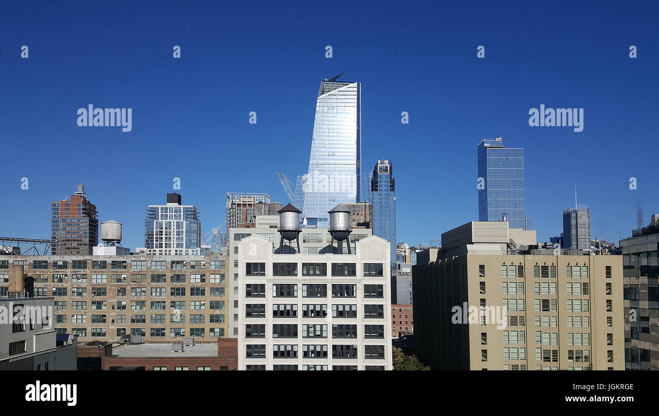 Edifici di NYC torri d'acqua alta sorge Foto Stock