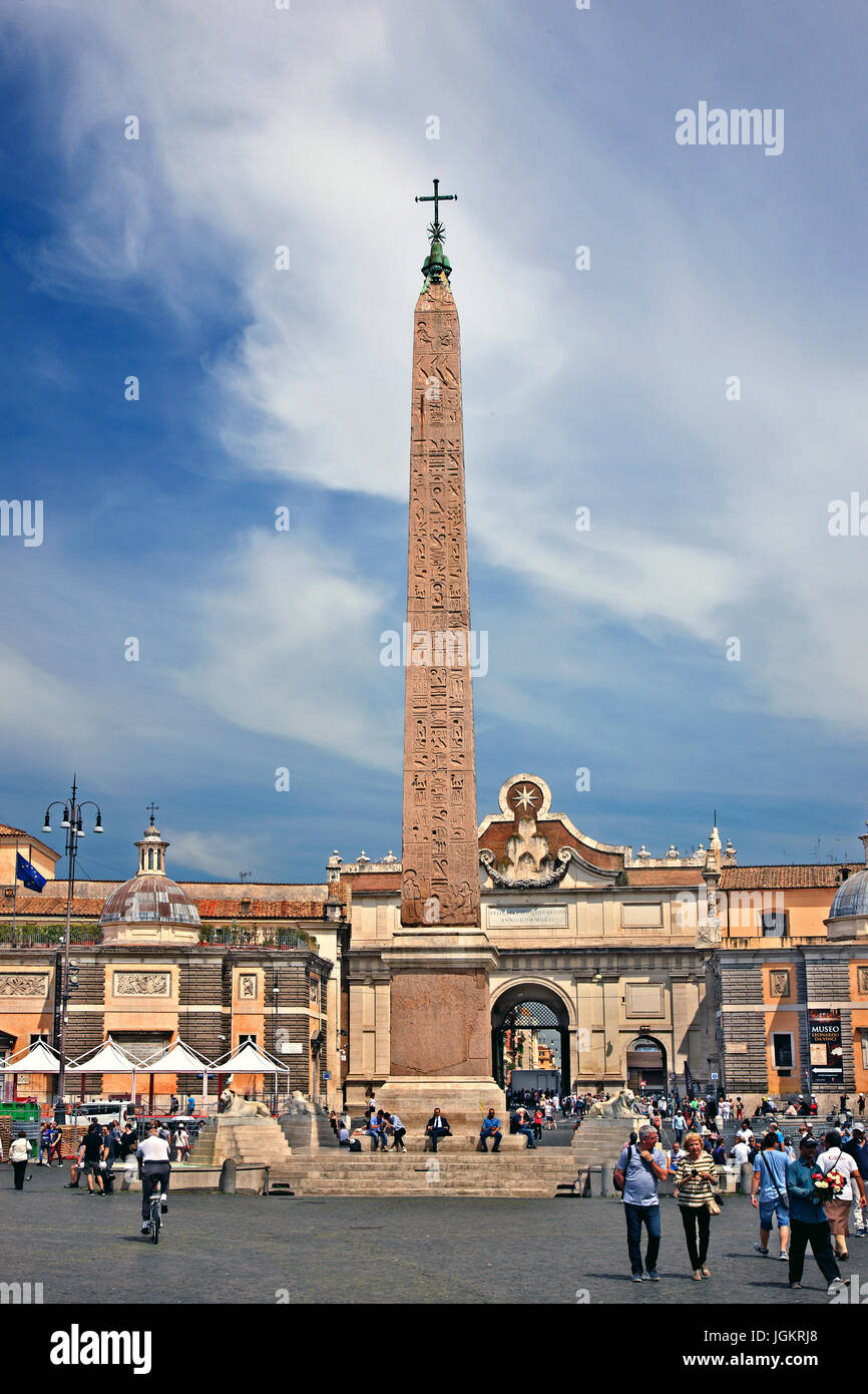 Un obelisco egiziano di Ramesse II da Heliopolis a Piazza del Popolo ("Piazza del Popolo"), Roma, Italia. Foto Stock