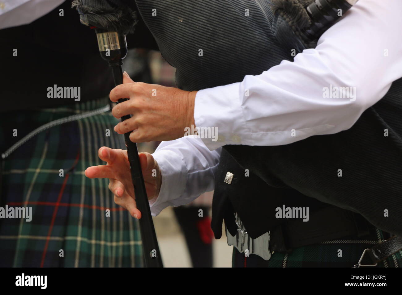 Le mani di un bagpiper, 4 luglio parade, Monterey, CA. Foto Stock