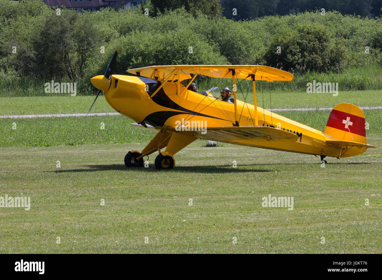 Svizzero biplano giallo preparando per il decollo Foto Stock