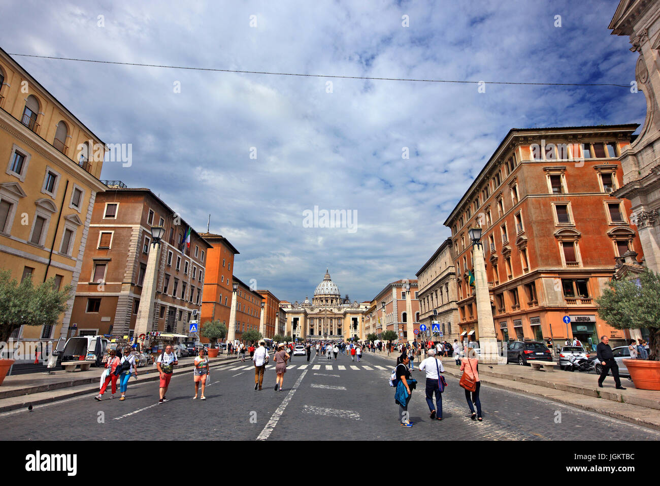 Via della Conzilliazione (riconciliazione Street), la strada che conduce verso la piazza e la Basilica di San Pietro e la Città del Vaticano. Foto Stock