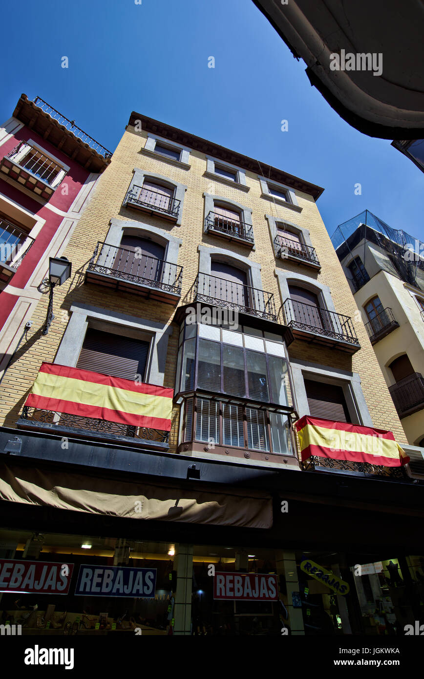 Uno dei più classici edifici del centro storico di Toledo, con decorazione di una coppia di Spagna bandiere. Foto Stock