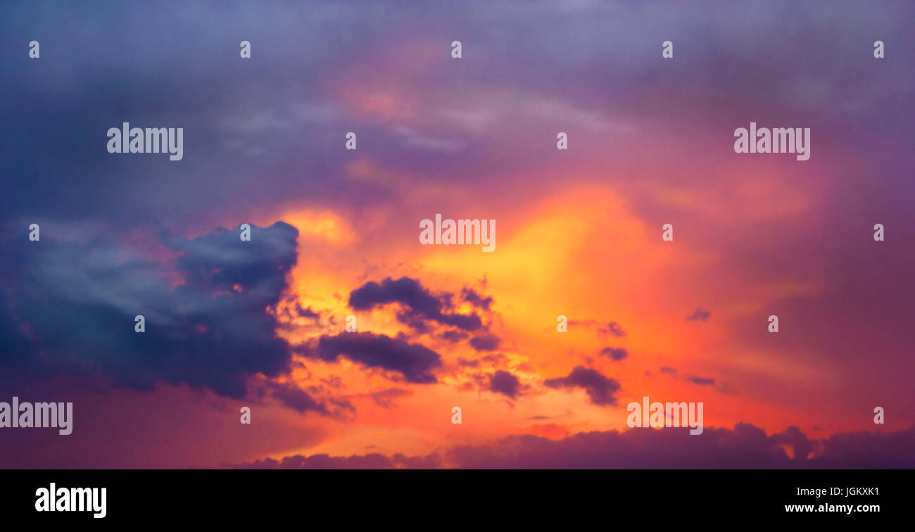 Tramonto in mezzo thunderclouds. Tramonto Rosso risplende attraverso le nuvole scure. Foto Stock