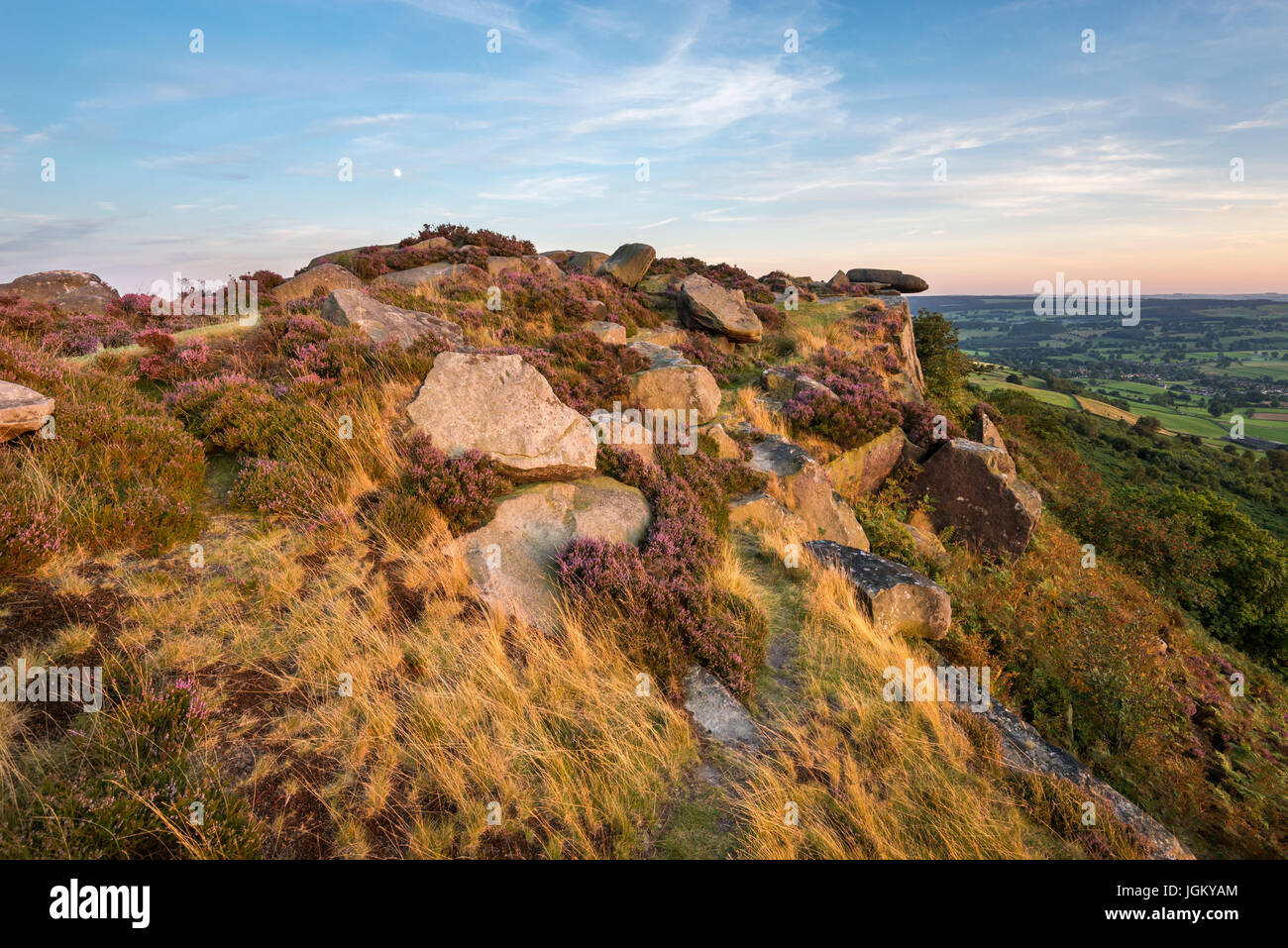 Nel tardo pomeriggio la luce del sole sul bordo Baslow, Peak District, Derbyshire, in Inghilterra. Foto Stock