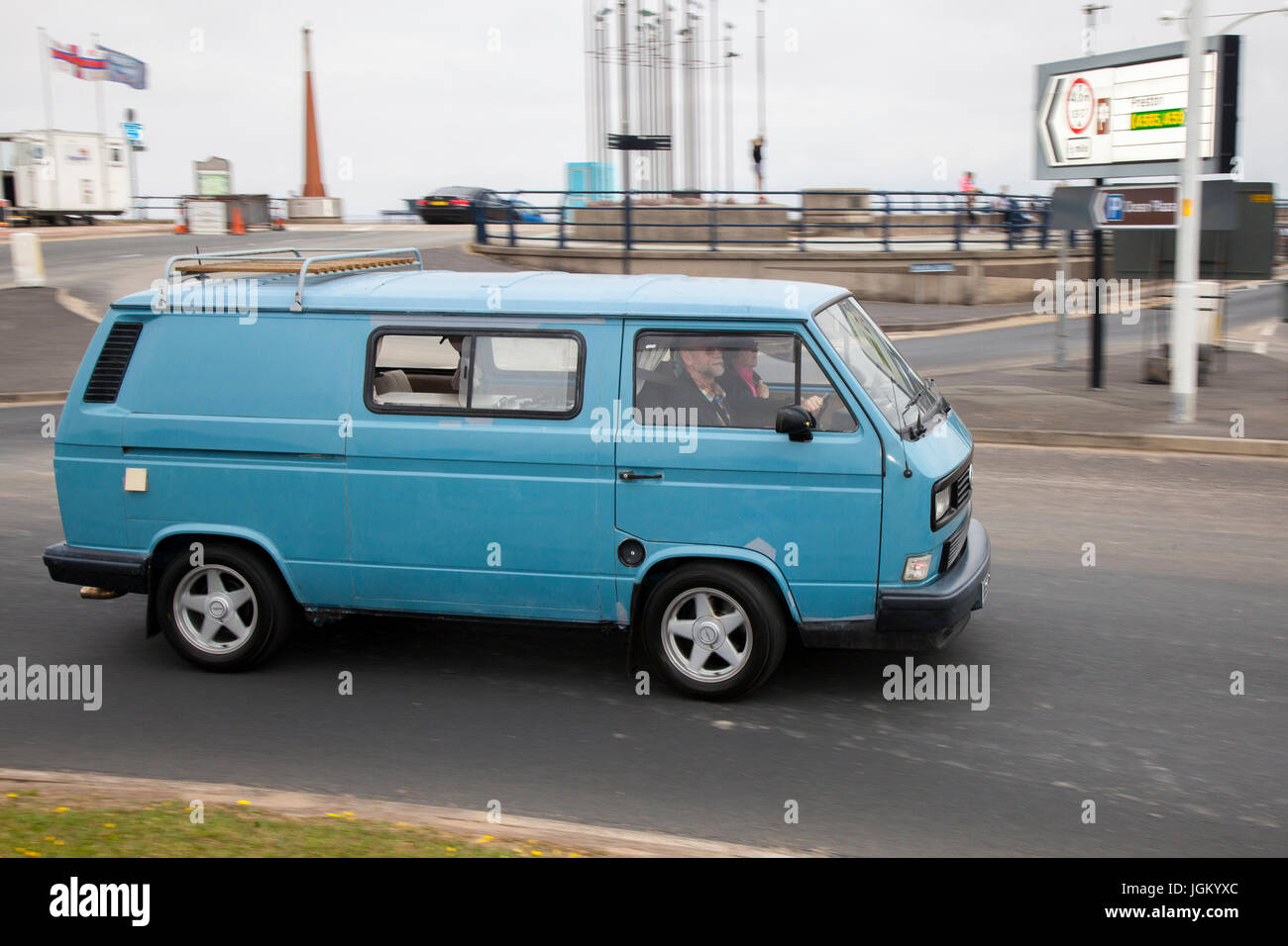 VW Volkswagen blu anni '1984 80 camper van, camper, camper, camper e camper in tutto il Nord-Ovest, ancora una volta scendono a Southport per un incontro ad alto numero di ottani. Foto Stock