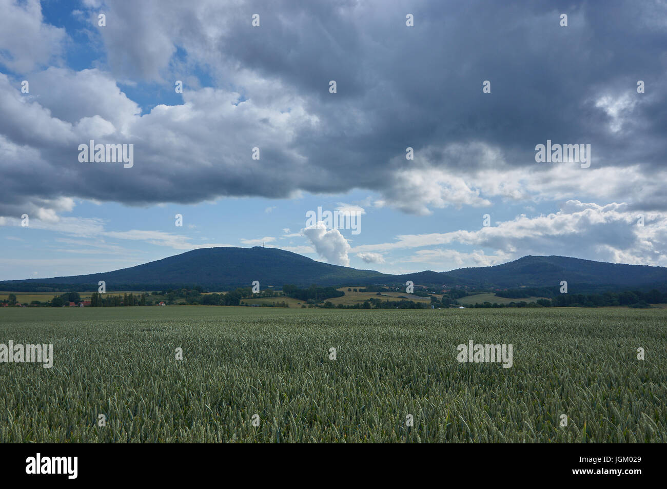 Nuvoloso cielo estivo sul Monte Sleza Bassa Slesia Polonia Foto Stock