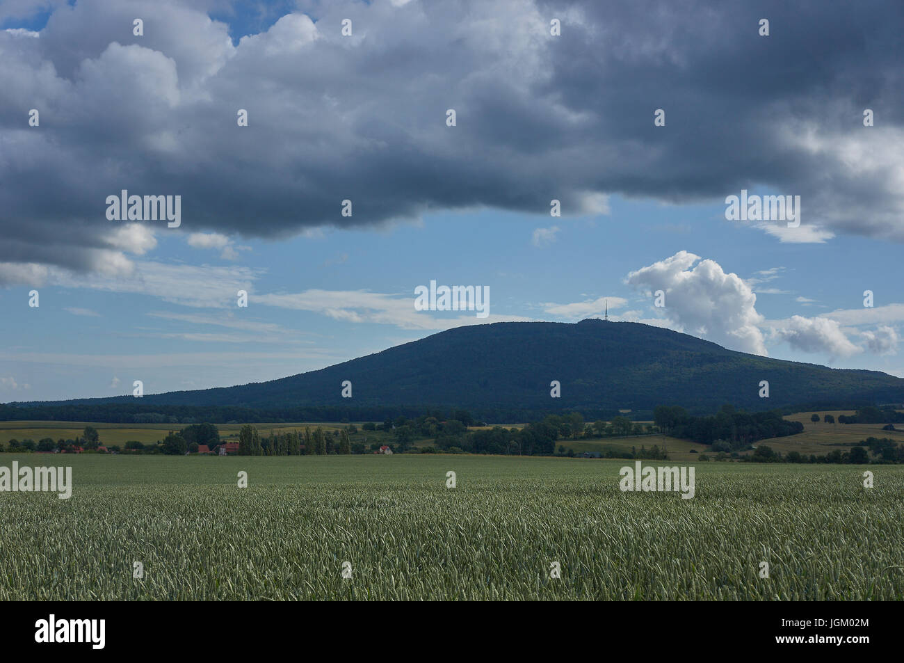 Nuvoloso cielo estivo sul Monte Sleza Bassa Slesia Polonia Foto Stock