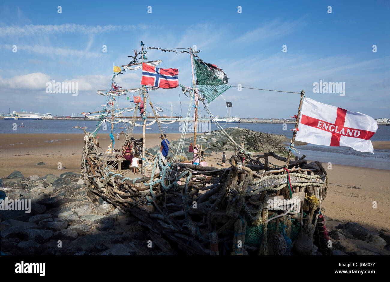 Il 'Black Pearl' gioco pirata nave sulla spiaggia di New Brighton, Wirral, Merseyside. La grafica interattiva è stato creato dall'artista Frank Lund Foto Stock