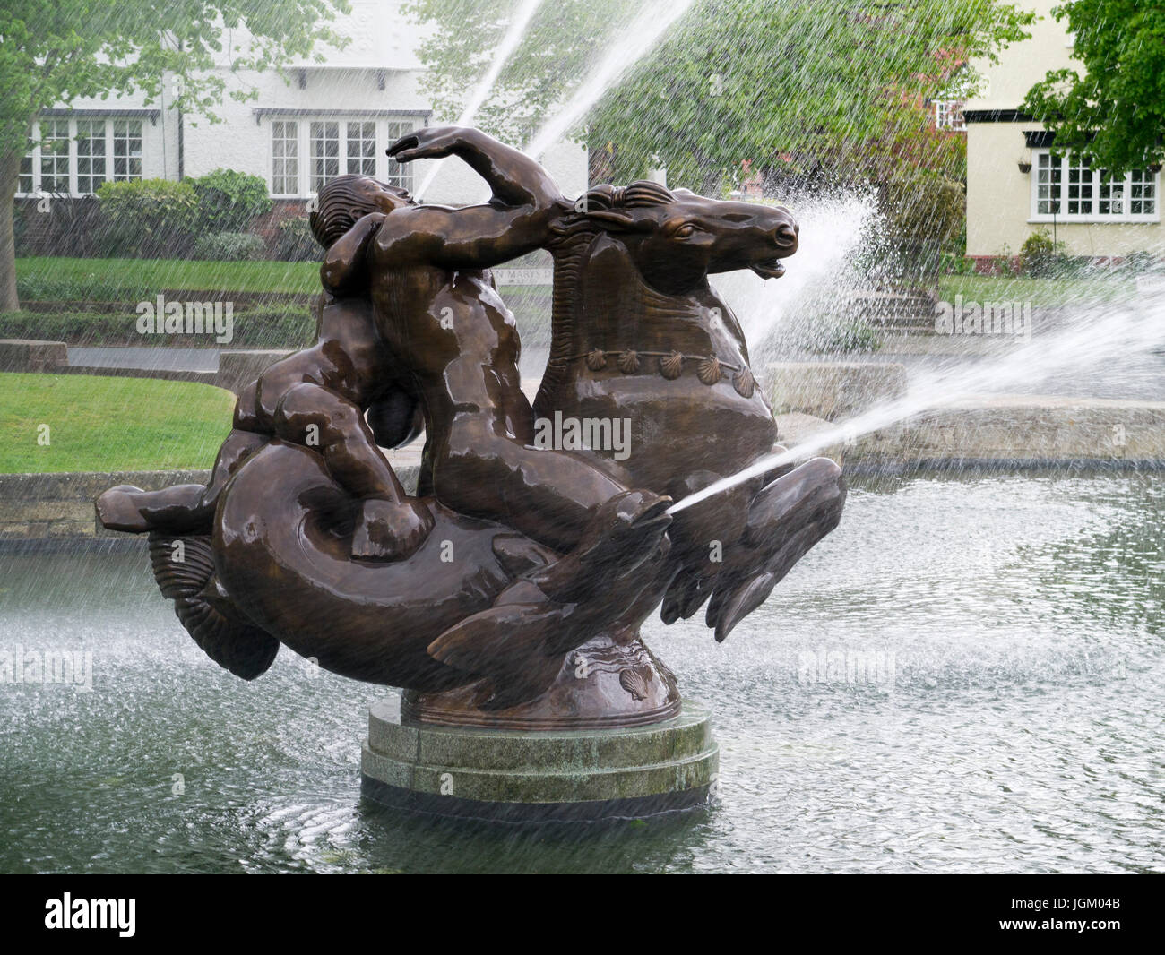 'Sea spirito' bronzo fontana di acqua scultura di Charles Wheeler, 1950, al di fuori del Lady Lever Art Gallery, Port Sunlight Village Wirral, Merseyside. Foto Stock
