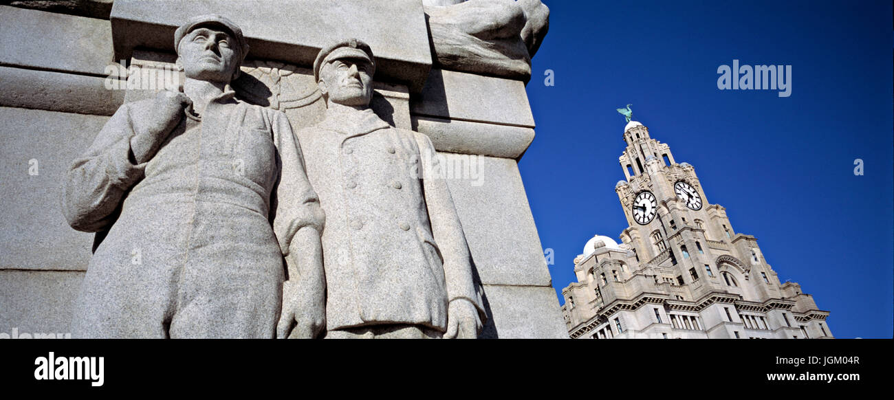 Dettaglio del Titanic Memorial, Liverpool, con il Royal Liver Building in background. La scultura, da Sir William Goscombe John, risale al 1916. Foto Stock