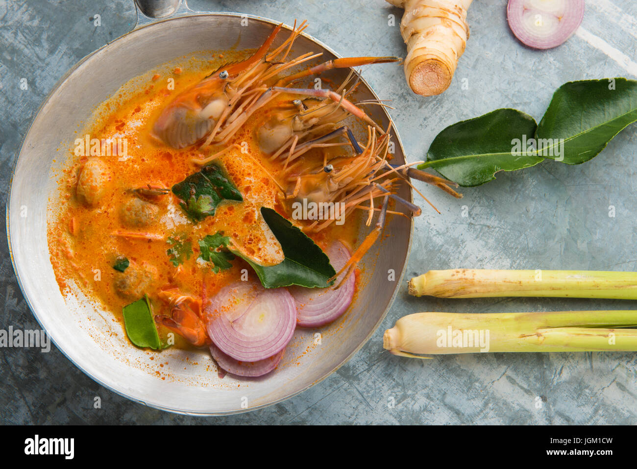 Tom Yum zuppa o Tom Yum Goong, un thai piccante tradizionale zuppa di gamberi (cibo),la dimensione di regolazione per banner,coperchio testata e. Foto Stock
