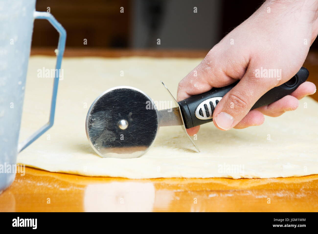 Uomo di pasta da taglio con un coltello a rullo Foto Stock