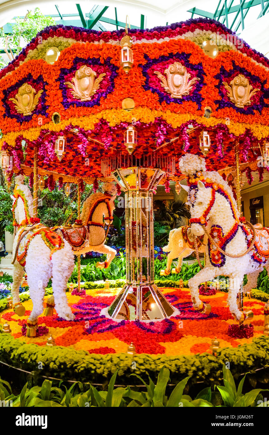 Las Vegas, Stati Uniti d'America - 7 Maggio 2014: hotel Wynn decorate con fiori di rosa e la giostra con i cavalli all'interno del Mall in Nevada Foto Stock